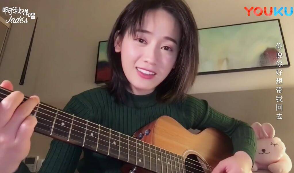 小姐姐郑湫泓吉他弹唱《慢慢喜欢你》，深情温暖