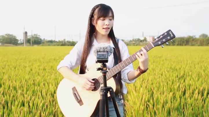 小静稻田吉他弹唱《稻香》，单纯而美好
