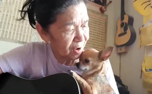 八旬老奶奶吉他弹唱《爱你在心口难开》，深情隽永的曲调